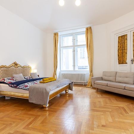 Royal Apartment By Charles Bridge View Of Saint Nicholas Church Praga Exterior foto