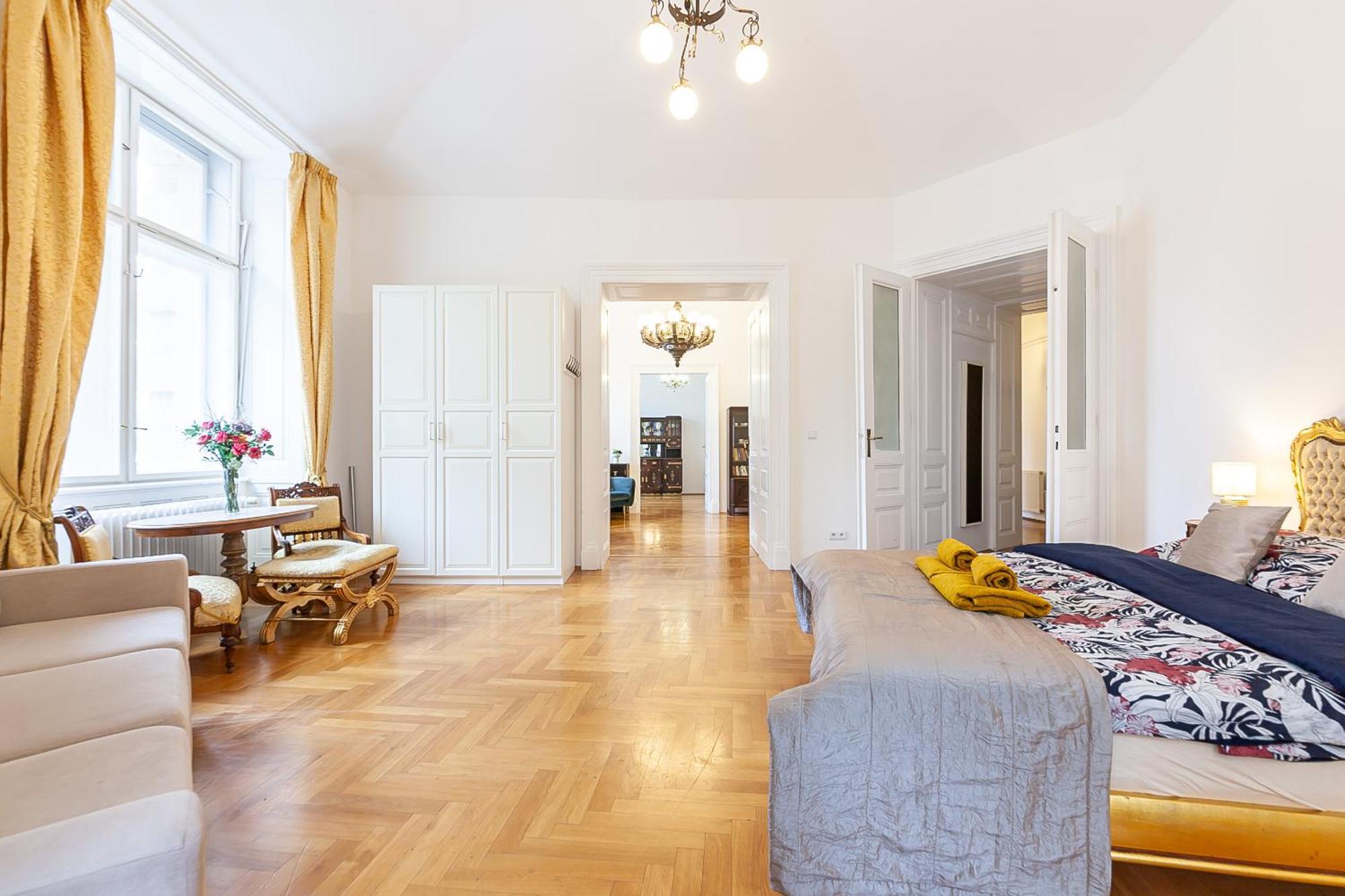 Royal Apartment By Charles Bridge View Of Saint Nicholas Church Praga Exterior foto