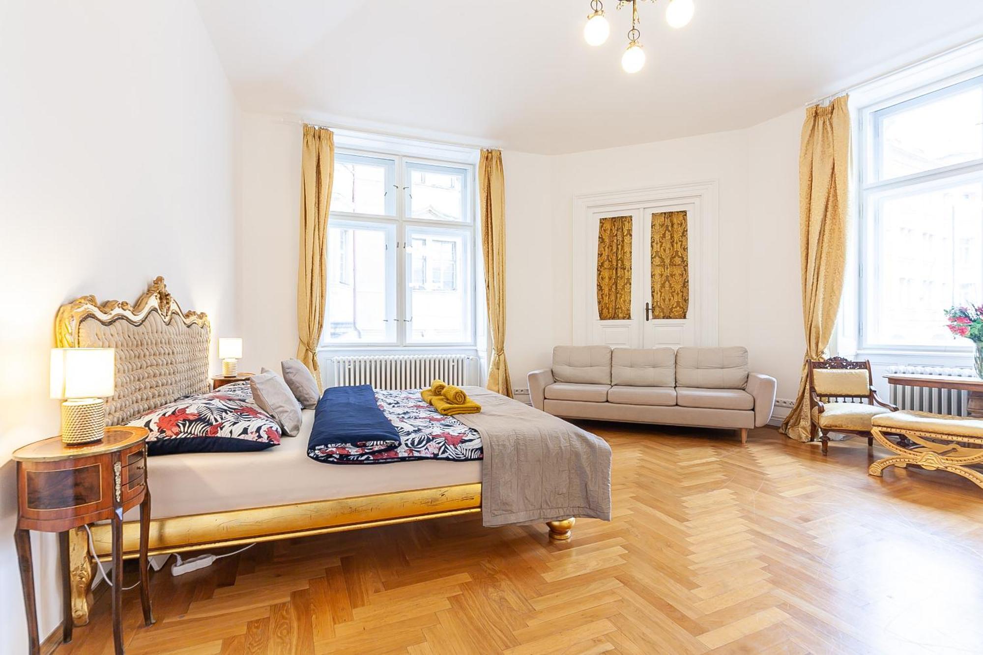 Royal Apartment By Charles Bridge View Of Saint Nicholas Church Praga Exterior foto