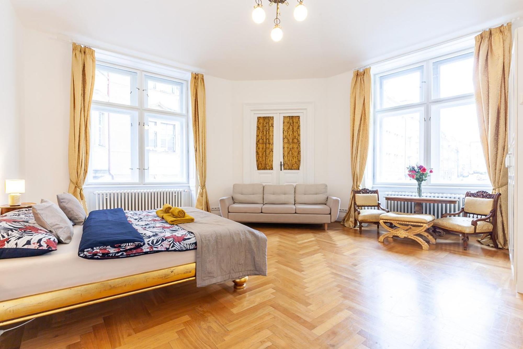 Royal Apartment By Charles Bridge View Of Saint Nicholas Church Praga Exterior foto