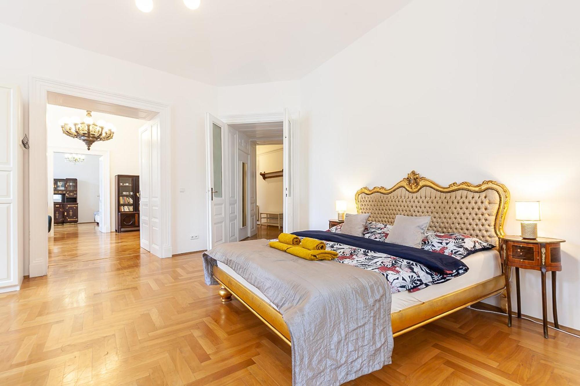 Royal Apartment By Charles Bridge View Of Saint Nicholas Church Praga Exterior foto