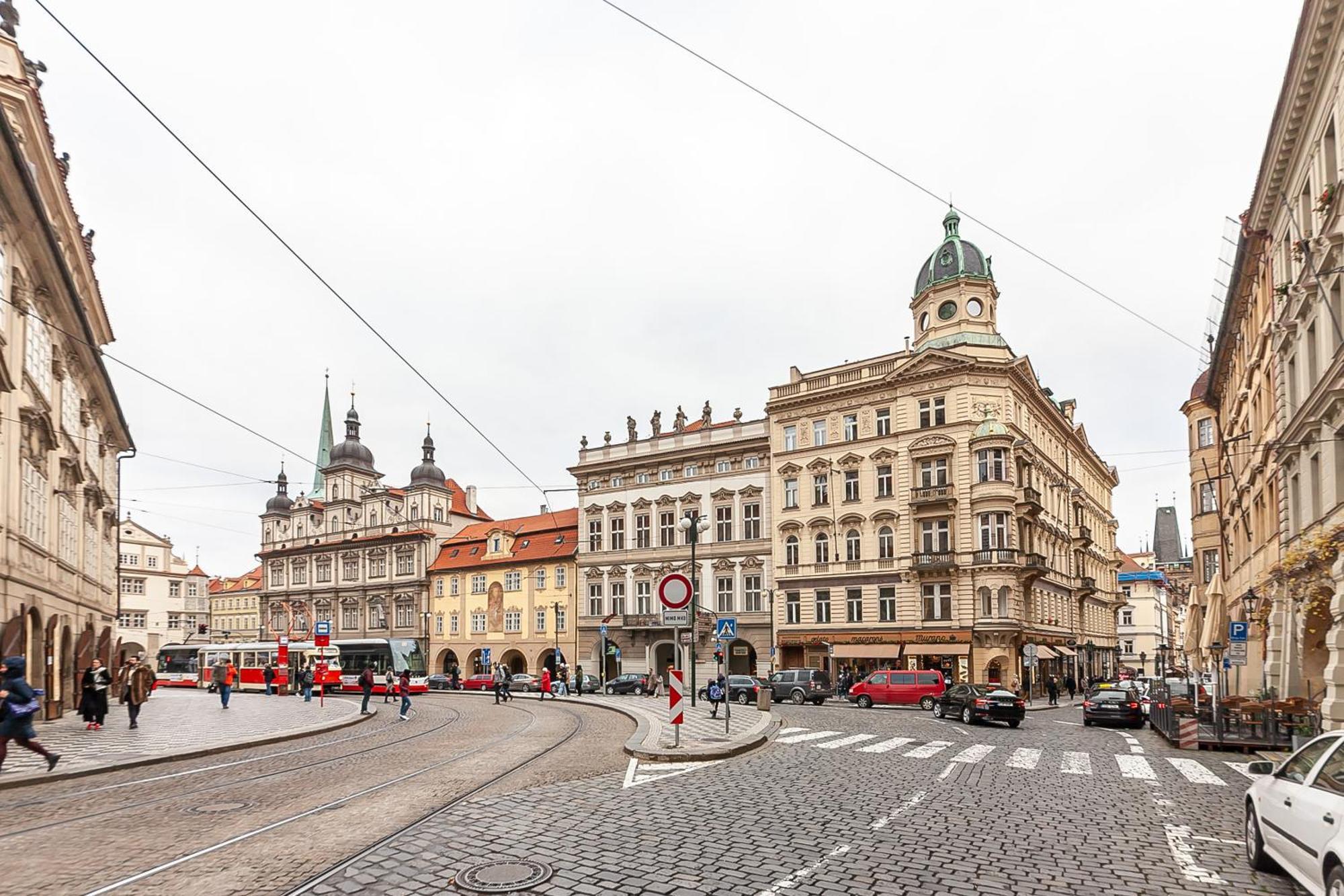 Royal Apartment By Charles Bridge View Of Saint Nicholas Church Praga Exterior foto