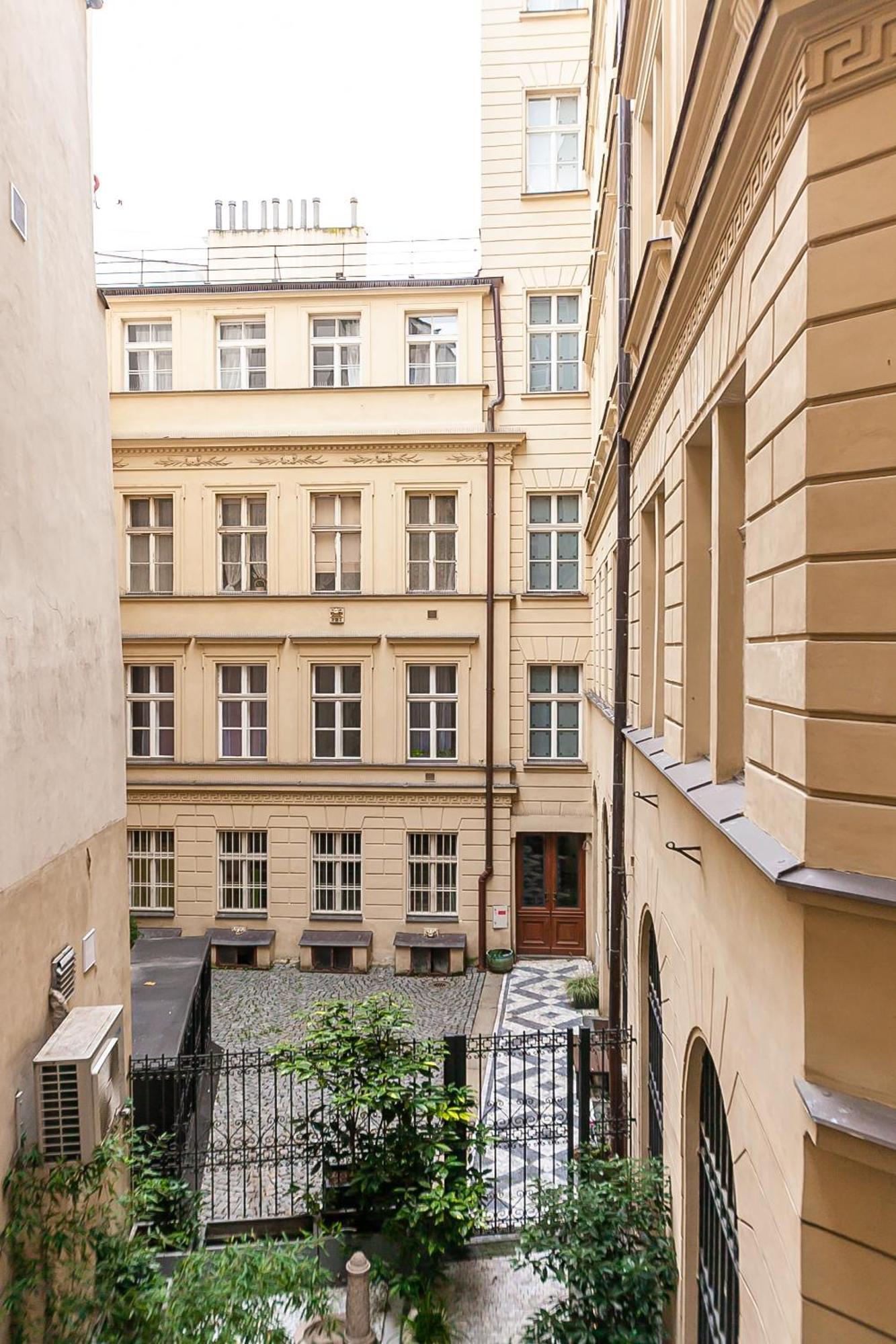 Royal Apartment By Charles Bridge View Of Saint Nicholas Church Praga Exterior foto