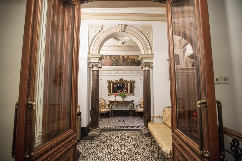 Royal Apartment By Charles Bridge View Of Saint Nicholas Church Praga Exterior foto