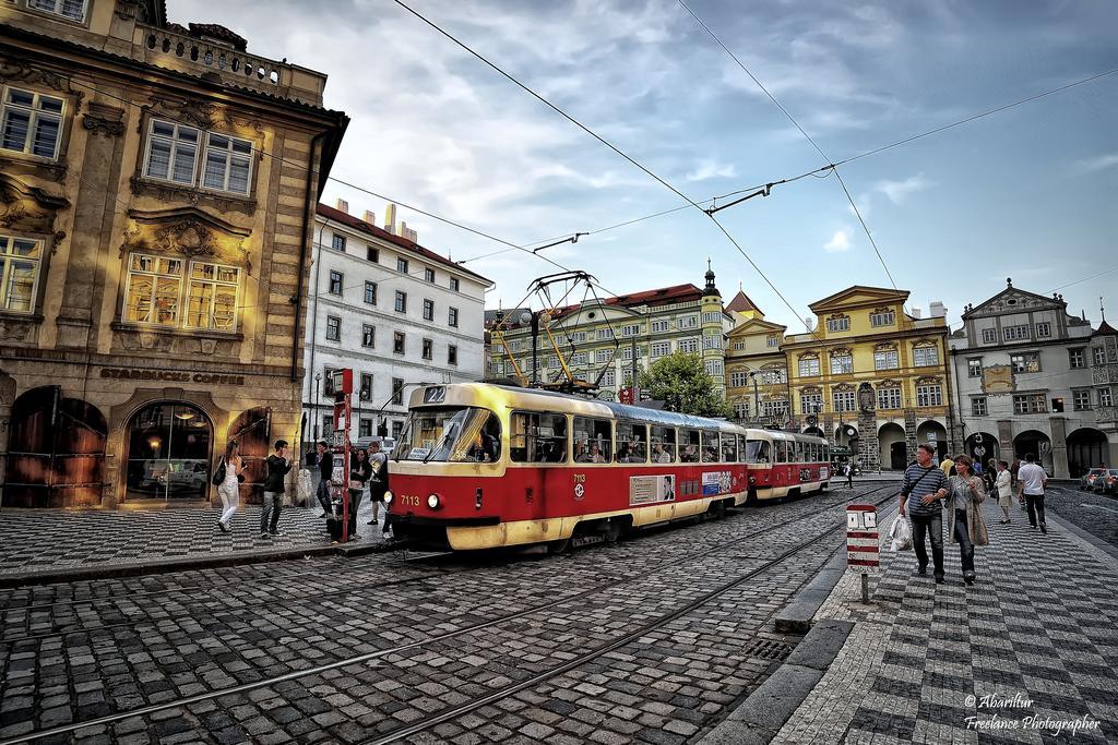 Royal Apartment By Charles Bridge View Of Saint Nicholas Church Praga Exterior foto