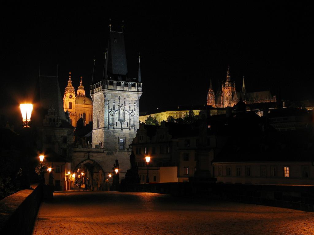 Royal Apartment By Charles Bridge View Of Saint Nicholas Church Praga Exterior foto